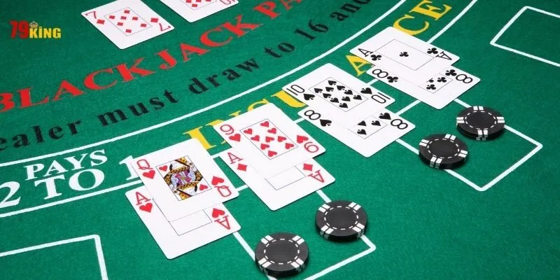 Blackjack 79King – Đấu Trường Trí Tuệ & Chiến Thuật Sòng Bài 2026 3 Các bộ bài ngửa và chip trên bàn Blackjack trong bài 79KING
