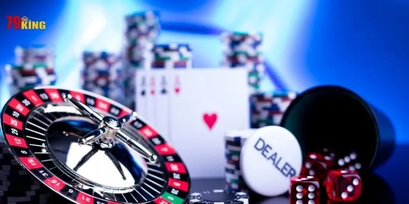Vòng quay Roulette, bài tây, chip và xúc xắc trong ảnh Casino Online 79KING