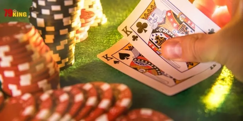 Poker 79King: Hướng Dẫn Kỹ Thuật Texas Hold'em & Quản Trị Rủi Ro (2026) 3 Đôi K được lật lên cạnh các chồng chip trong bài Poker 79KING