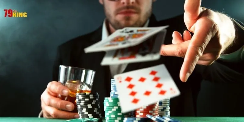 Poker 79King: Hướng Dẫn Kỹ Thuật Texas Hold'em & Quản Trị Rủi Ro (2026) 2 Các quân bài được tung trên chồng chip trong ảnh giới thiệu Poker 79KING